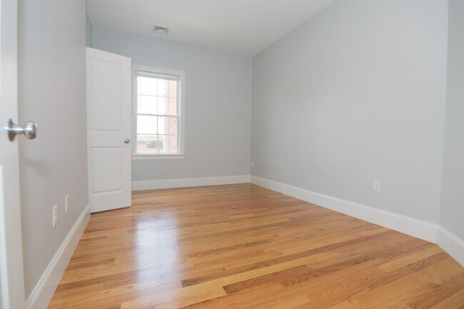 Photo - Central Location, In Unit Laundry, Central Heat/AC, Large Unit, Eat-in Kitchen, Parking for Rent