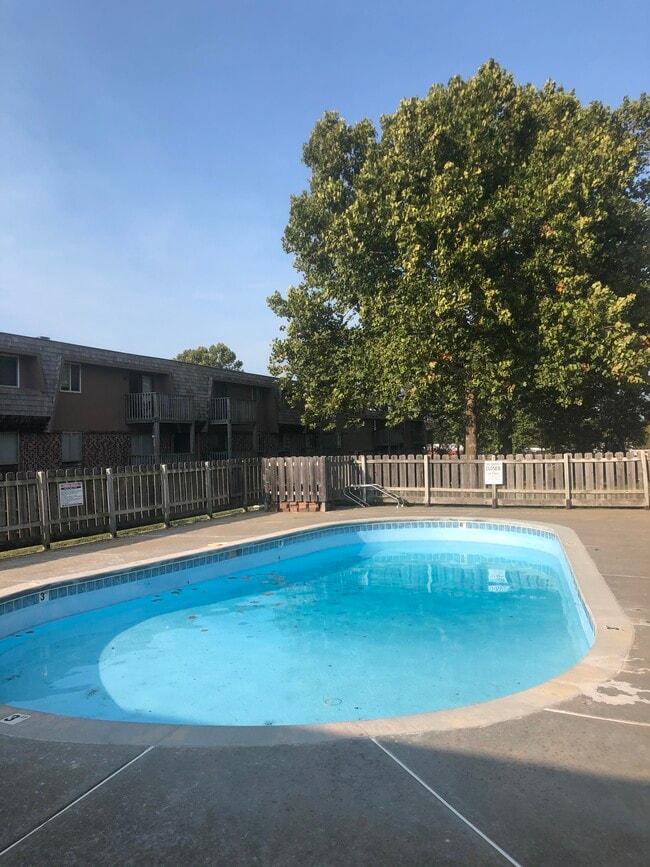 Building Photo - 2325 SW Briarwood Plz Unit 205 E