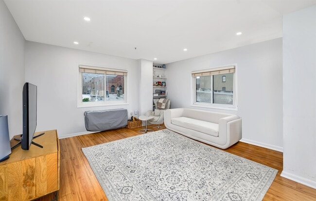 Building Photo - 476 Monmouth St Unit 402