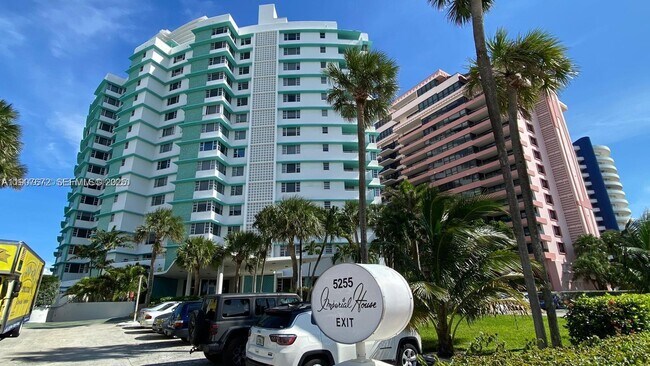 Building Photo - 5255 Collins Ave Unit 7B