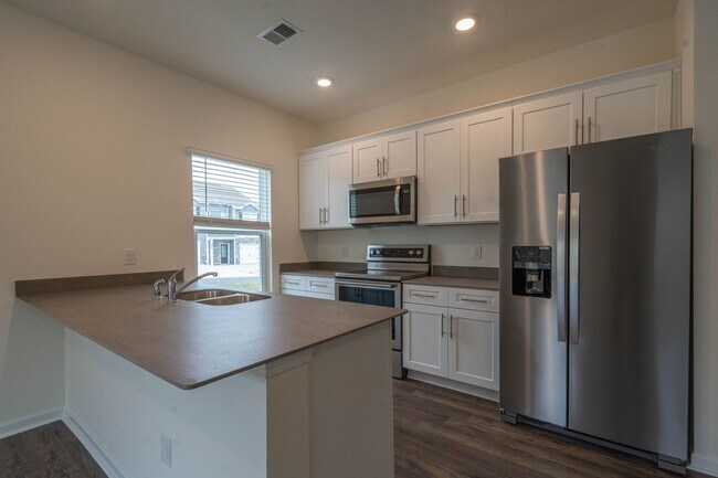 Photo - Beautiful newly constructed 3 bed and 2.5 bath townhouse with garage in the heart of jonesborough.