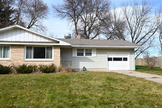 Building Photo - Summit Ave. Duplex Unit 604 Summit