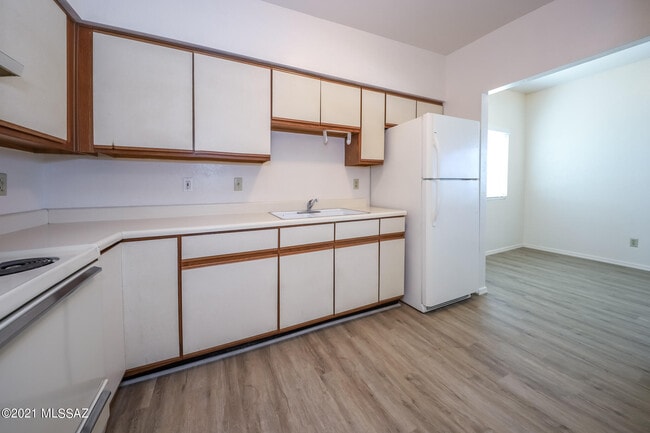 Building Photo - 312 E 24th St Unit 4