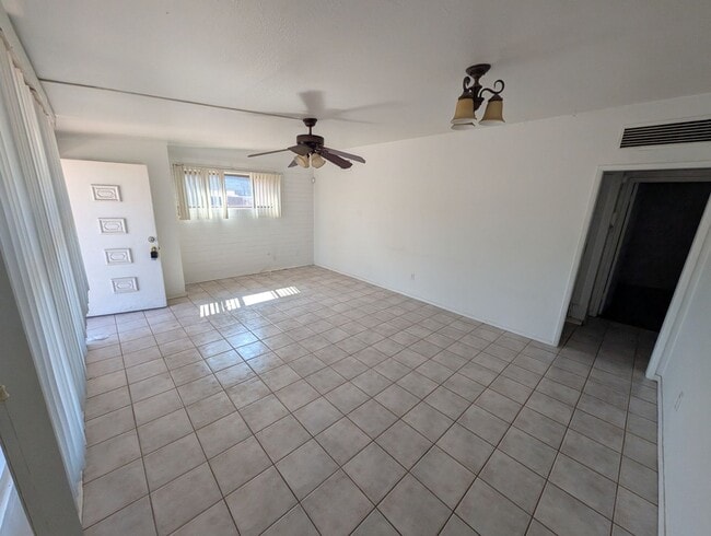 Photo - 523 W 16th St