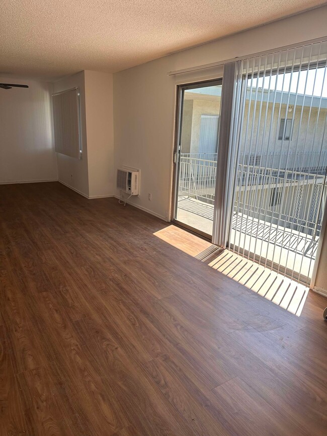 Amplia sala de estar - 14311 Addison St