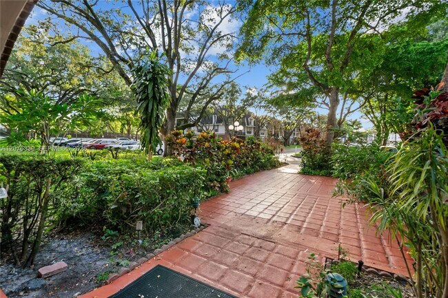 3670 Inverrary Dr Unidad 2D