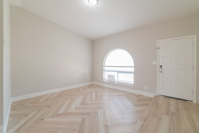 Photo - 631 W Lindner Ave