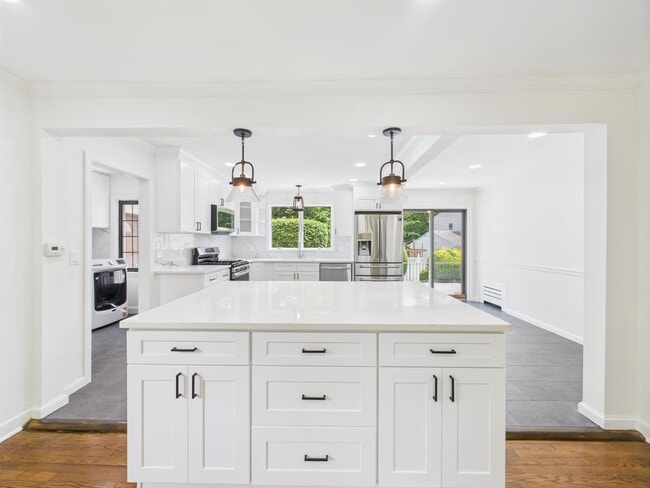 Building Photo - 75 Lord Kitchener Rd Rental