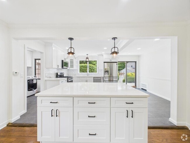 Building Photo - 75 Lord Kitchener Rd Rental