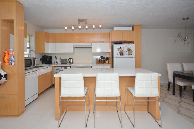 Building Photo - 1231 NW 13th St Unit 471f