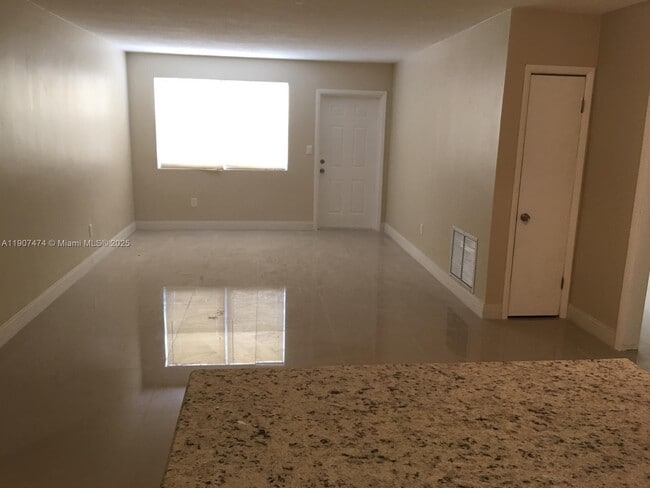 Photo - 19134 NW 2nd Ct Unidad 2