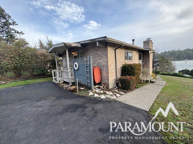 Photo - Cozy and centrally located waterfront views!