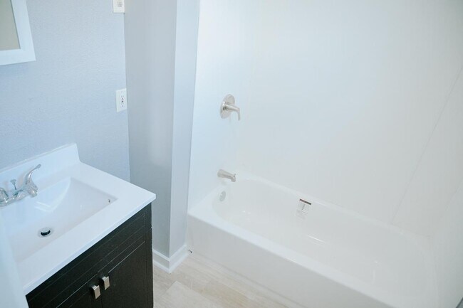 Photo - 2403 Blondo St