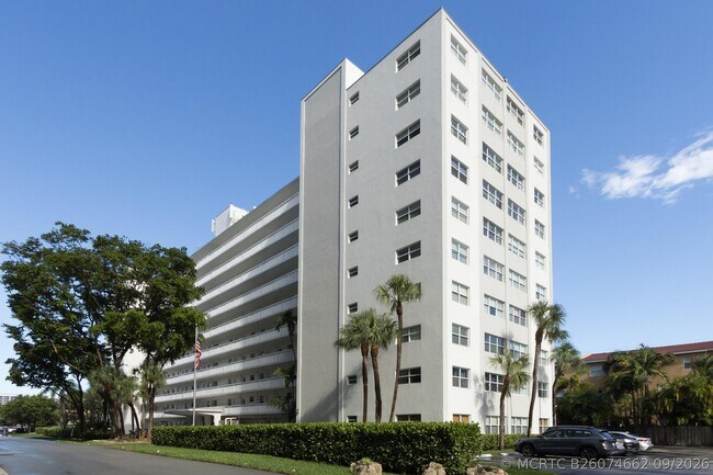 Building Photo - 2555 NE 11th St Unit 906