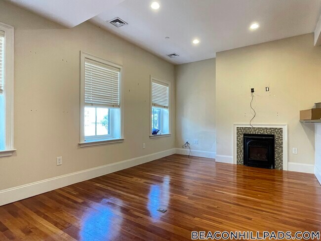 Building Photo - 14 Temple St Rental