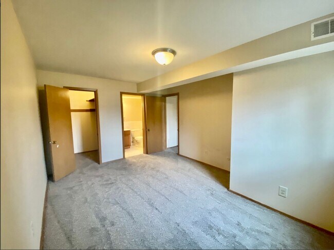 Photo - 2 Bedroom/1.5 Bathroom Apartment - Second ... Unit IVA24
