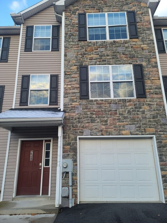 Building Photo - 3 bedroom,  2 1/2 bath town home in Waynesboro PA