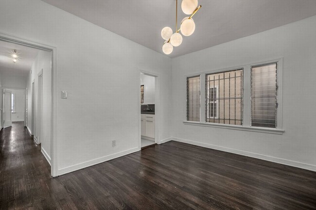 Photo - Sunning unit walking distance to shops on Fairfax Unidad 02