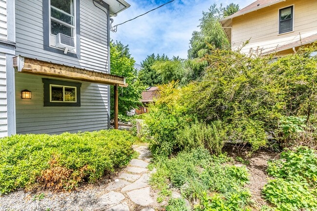 Building Photo - 2BR Apartment in Classic Capitol HIll Hous...