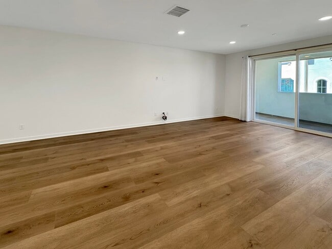 Photo - Luxury 4Bd/3.5Ba Smart Home in Gated Lake ...