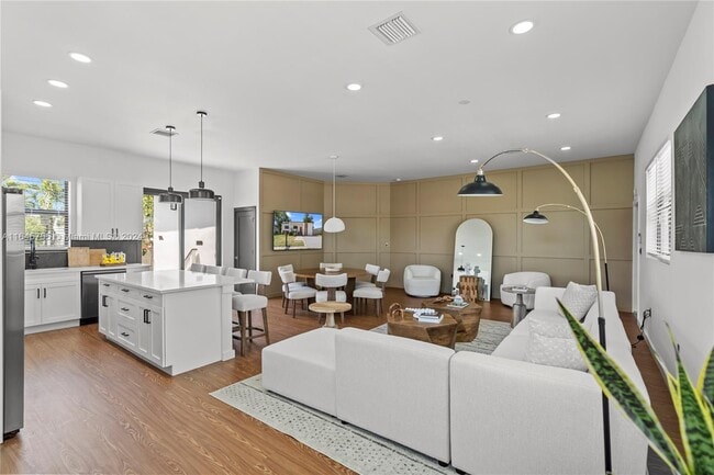 Photo - 611 SW 4th Ct