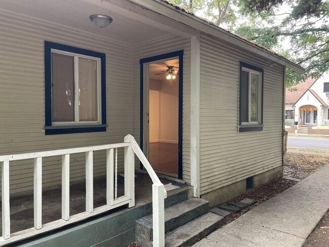 Building Photo - Cute Duplex Close to Shopping