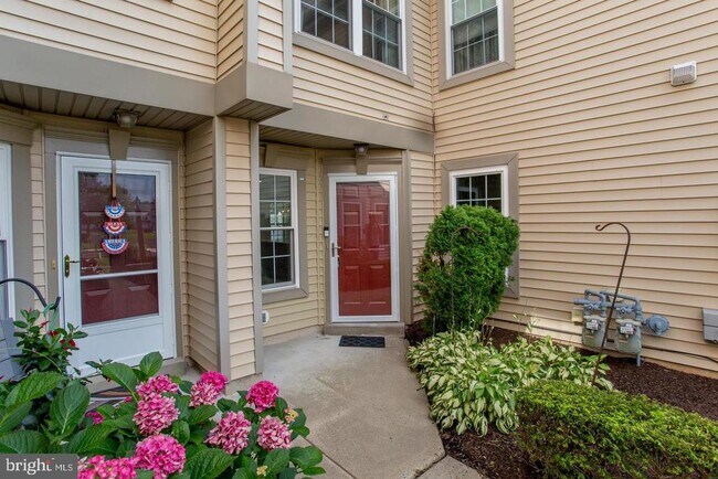 Photo - 605 Julian Dr W Unit W