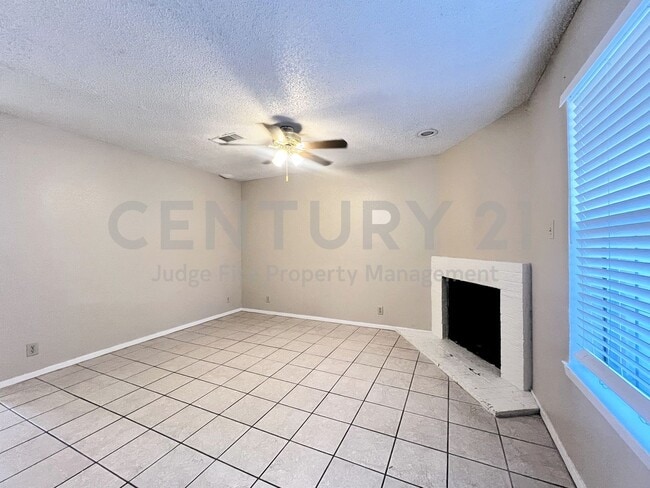 Photo - Lovely 2-Story 2/2.5 Condo in Denton For Rent!