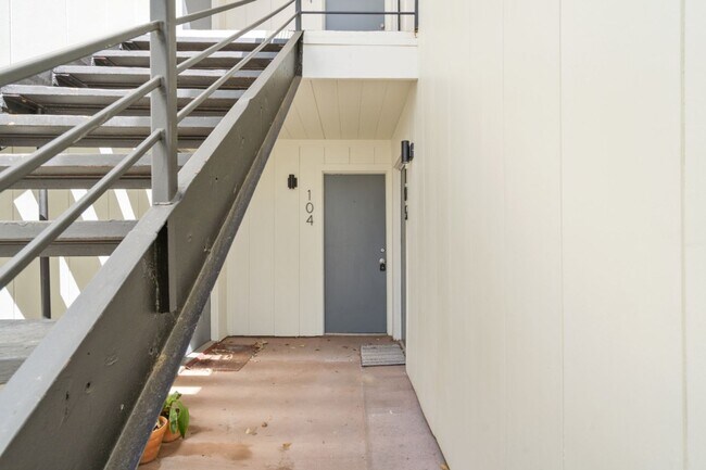 Photo - 4105 Speedway, Unit 205 Unidad 1