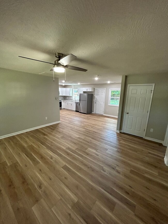 Photo - 3 bed / 1 bath House For Rent!