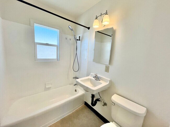 Photo - 4626-4630 Newport Ave Unidad 4630