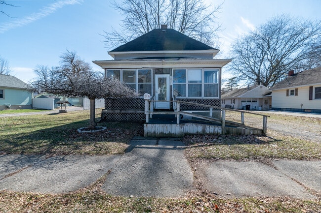 Building Photo - 1827 Gilbert St