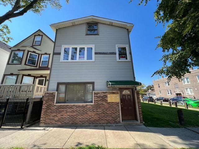 Building Photo - 2956 N Hamlin Ave Unit 2R