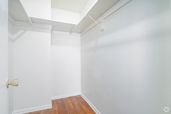1 habitación, 1 baño - 650 pies cuadrados - Armario