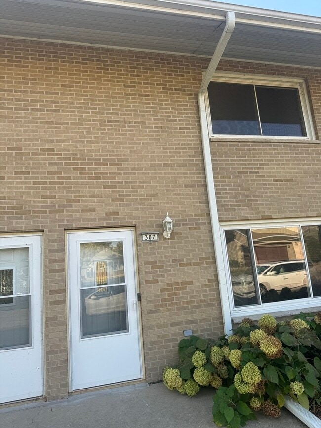 Building Photo - 307 W 2nd Pl Rental