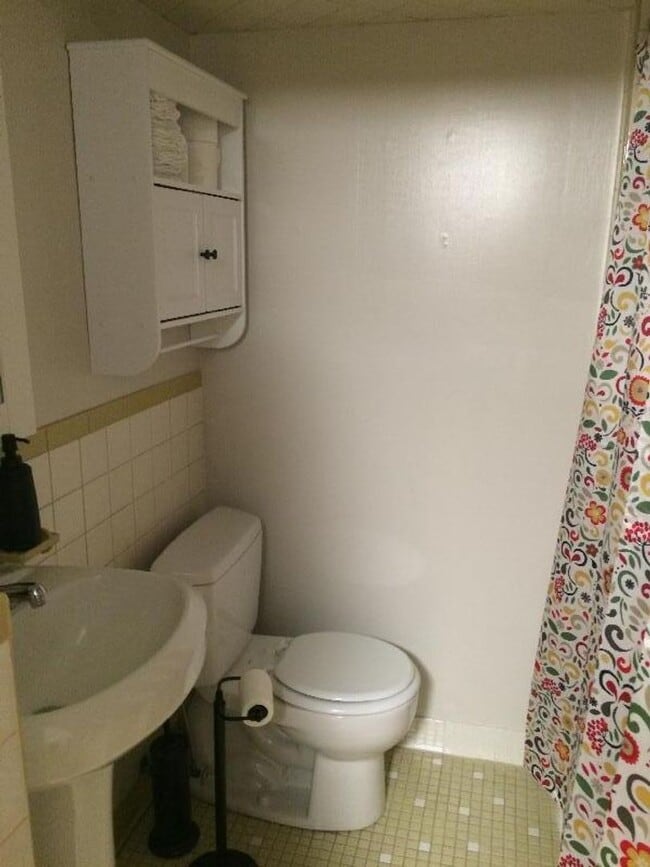 Building Photo - 1 bed in West end