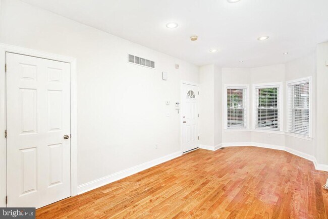 Photo - 2339 Catharine St Unidad 1