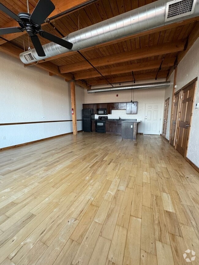 Building Photo - Beautiful 1 bedroom 1.5 bath downtown loft