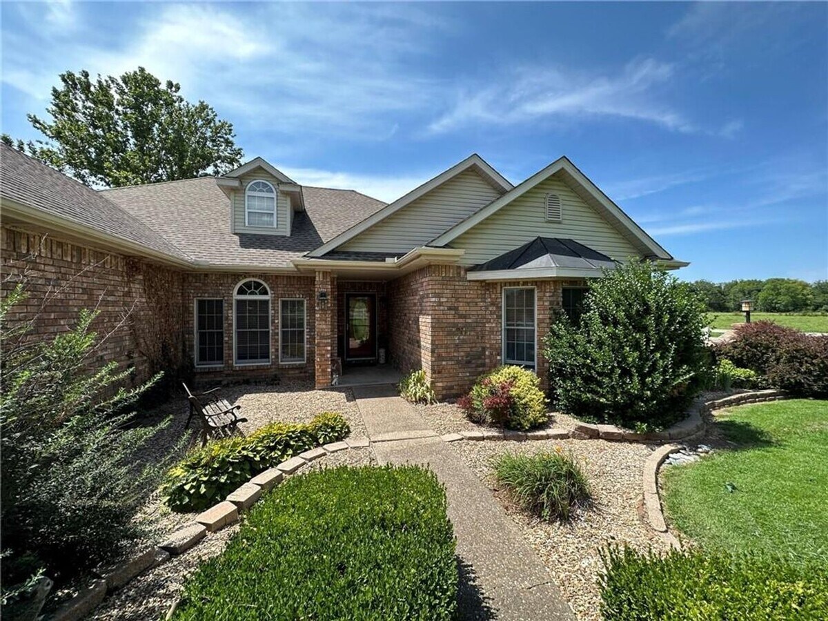 Beautiful spacious 3 bedroom home with a p... - Beautiful spacious 3 bedroom home with a p...