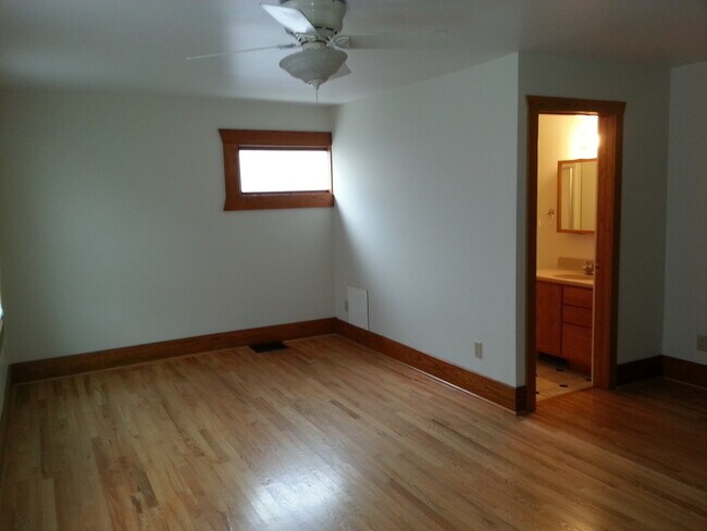 224 1/2 S Linn
