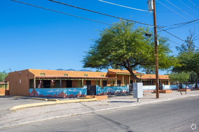 Alturas Apartments - Alturas Apartments