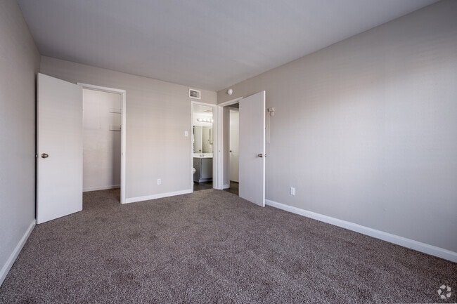2BR, 2BA - 1,032SF - Bedroom