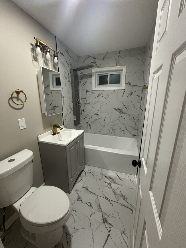 Photo - 1058 Baker St