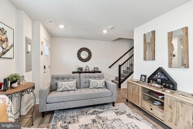 Photo - 6882 Barrowfield Pl