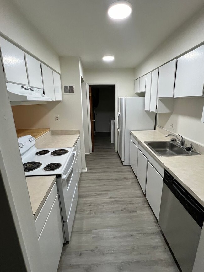 Photo - Large Townhouse in Virginia Beach with a Fenced Yard!