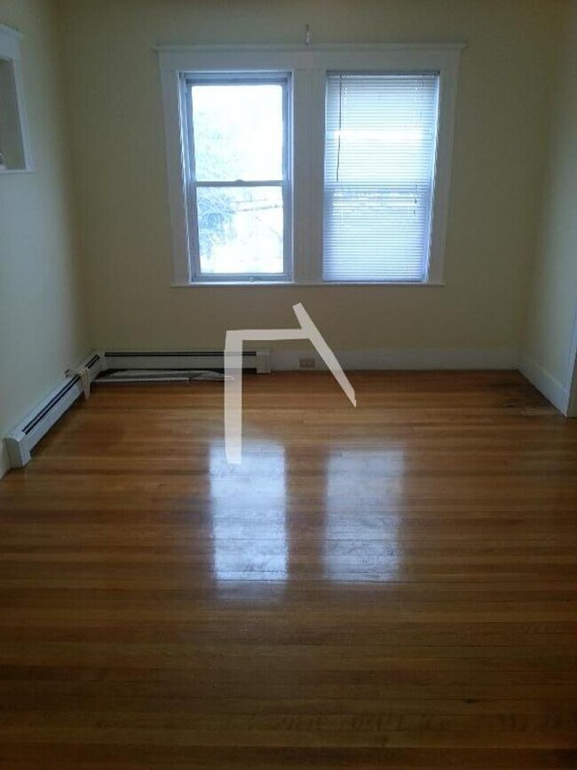 Photo - 9/1 No Fee! Spacious 3BR near Oak Sq, BC, w/d in unit!