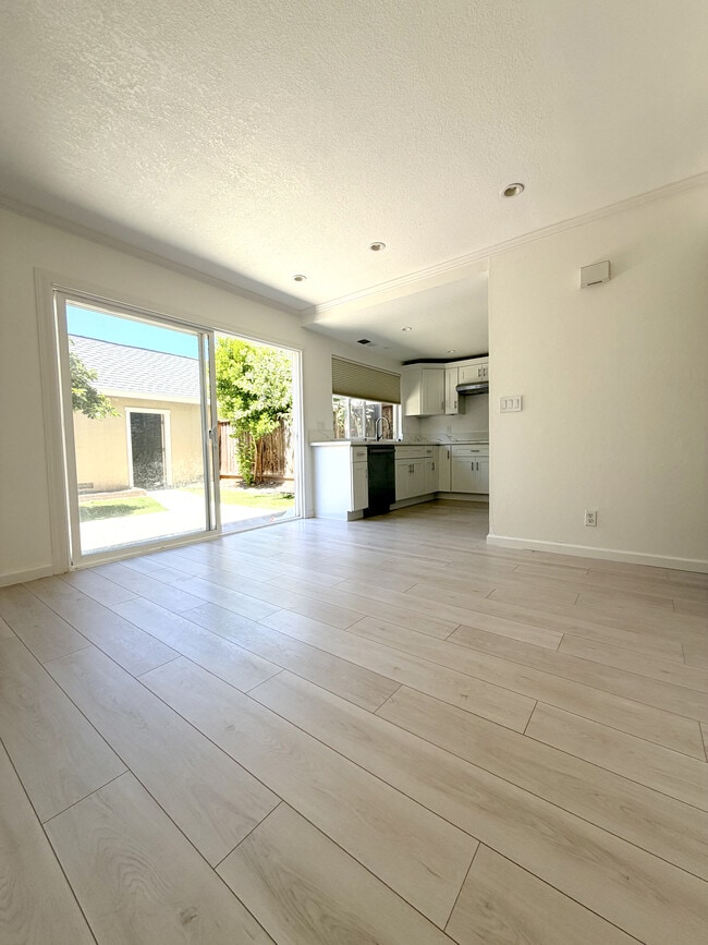 Photo - 716 Nina Ln