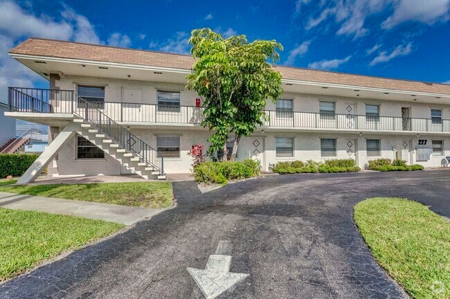 Building Photo - 227 Castlewood Dr Unit 102 Rental
