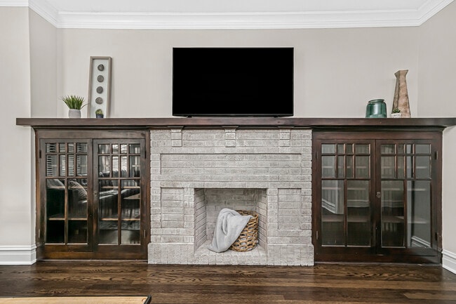Living Room with original built-in bookcase & fireplace. - 2460 W Cullom Ave Unit #2