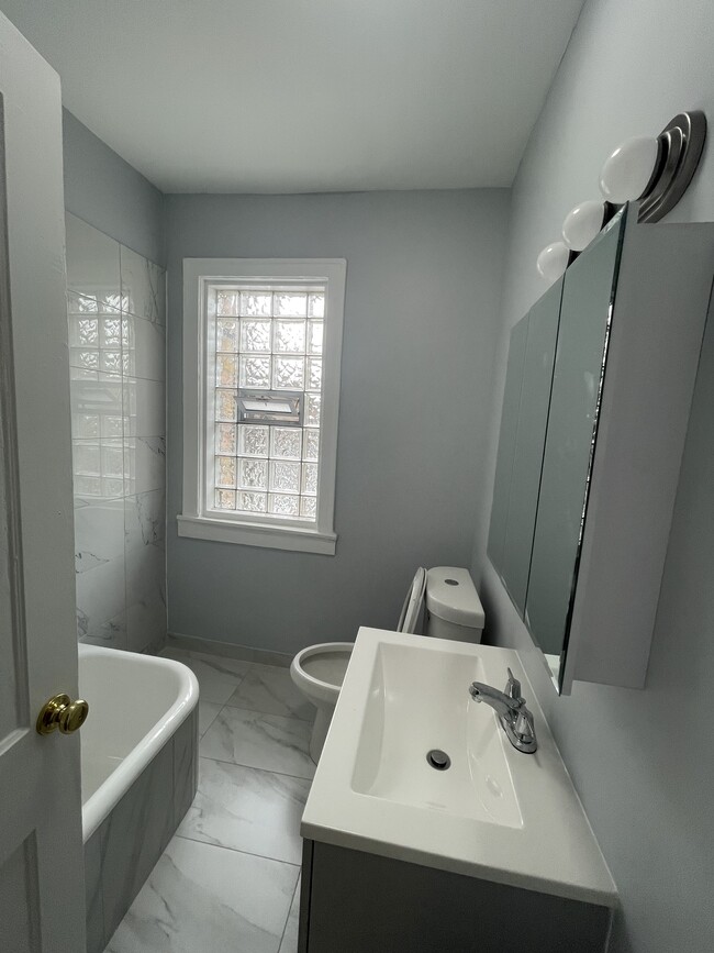Bathroom - 7327 N Honore St Unit 2-A